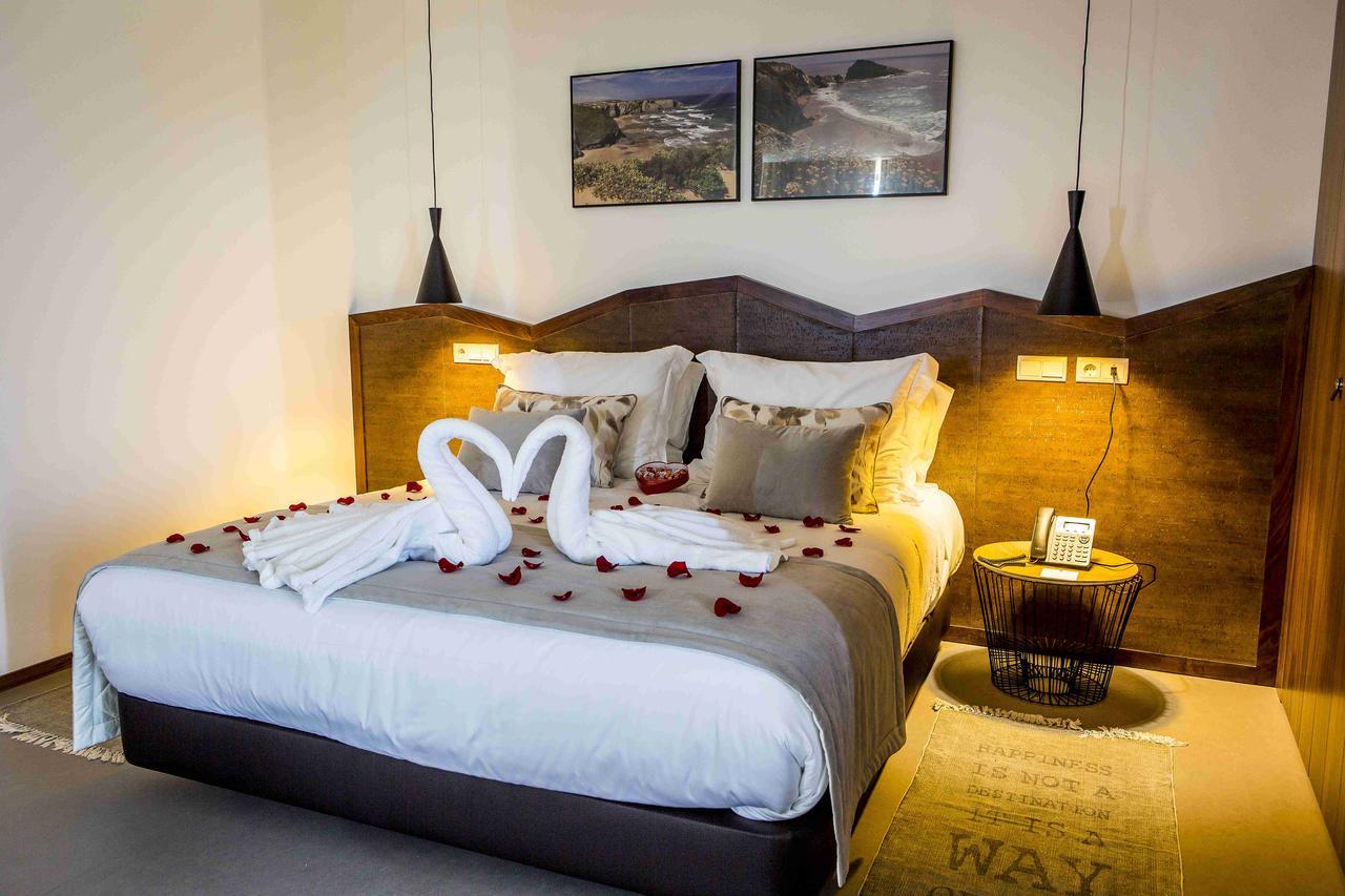 Suite com Cama King-size e Vista Piscina