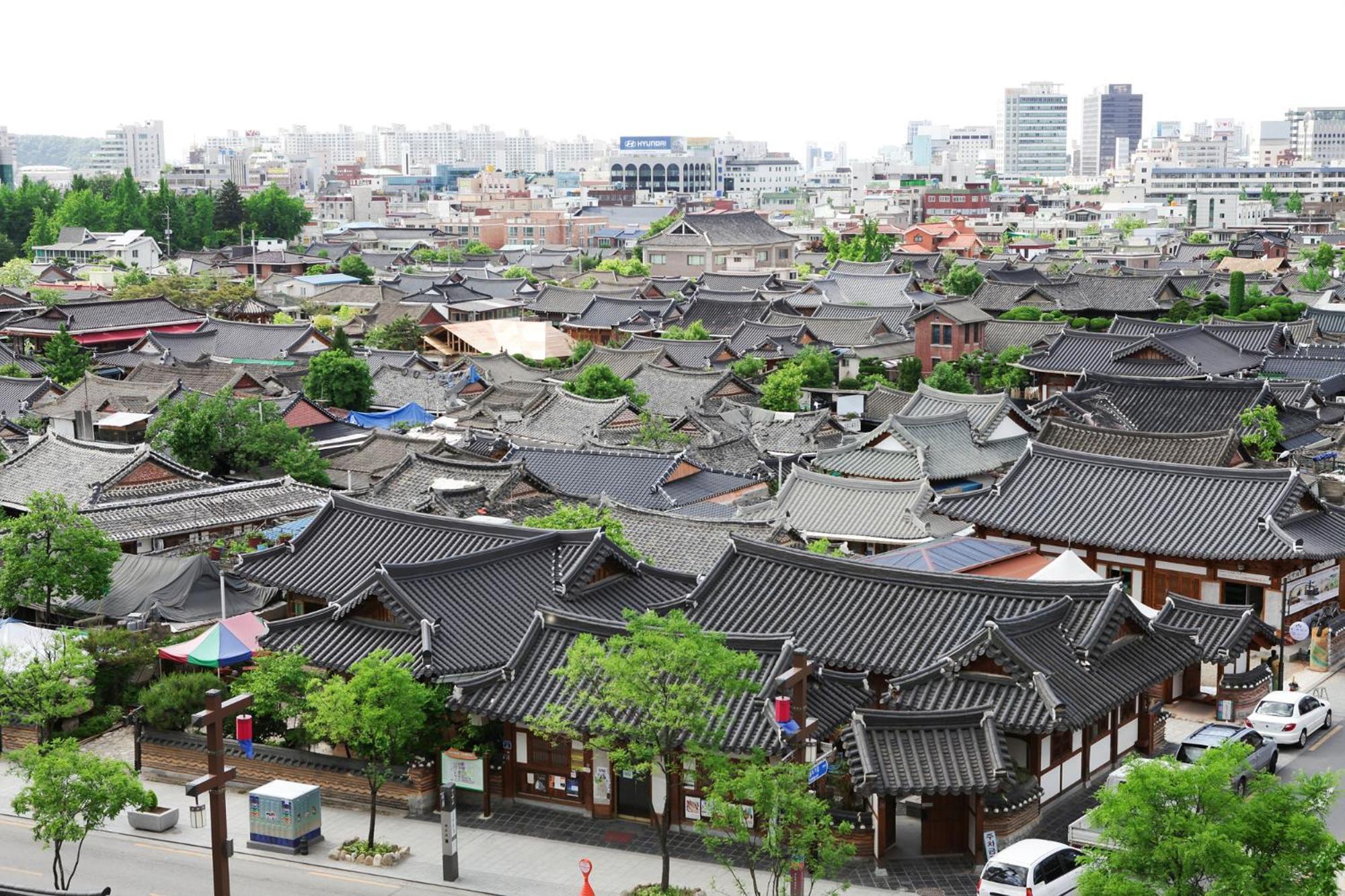 Deluxe Double Room with Hanok Village View