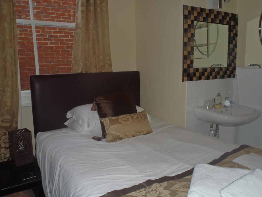 Twin Room Private External Bathroom