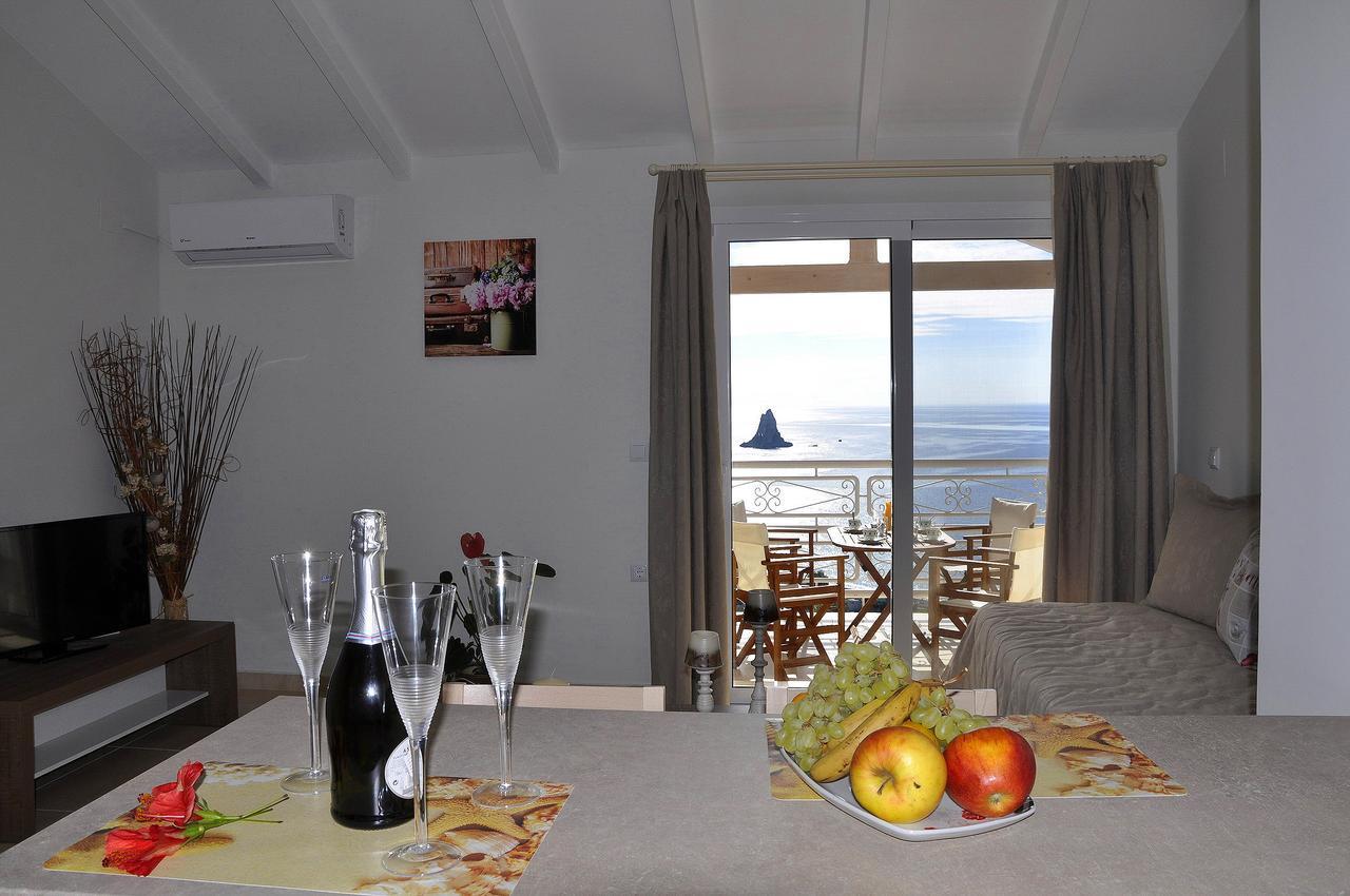 Deluxe One-Bedroom Apartment