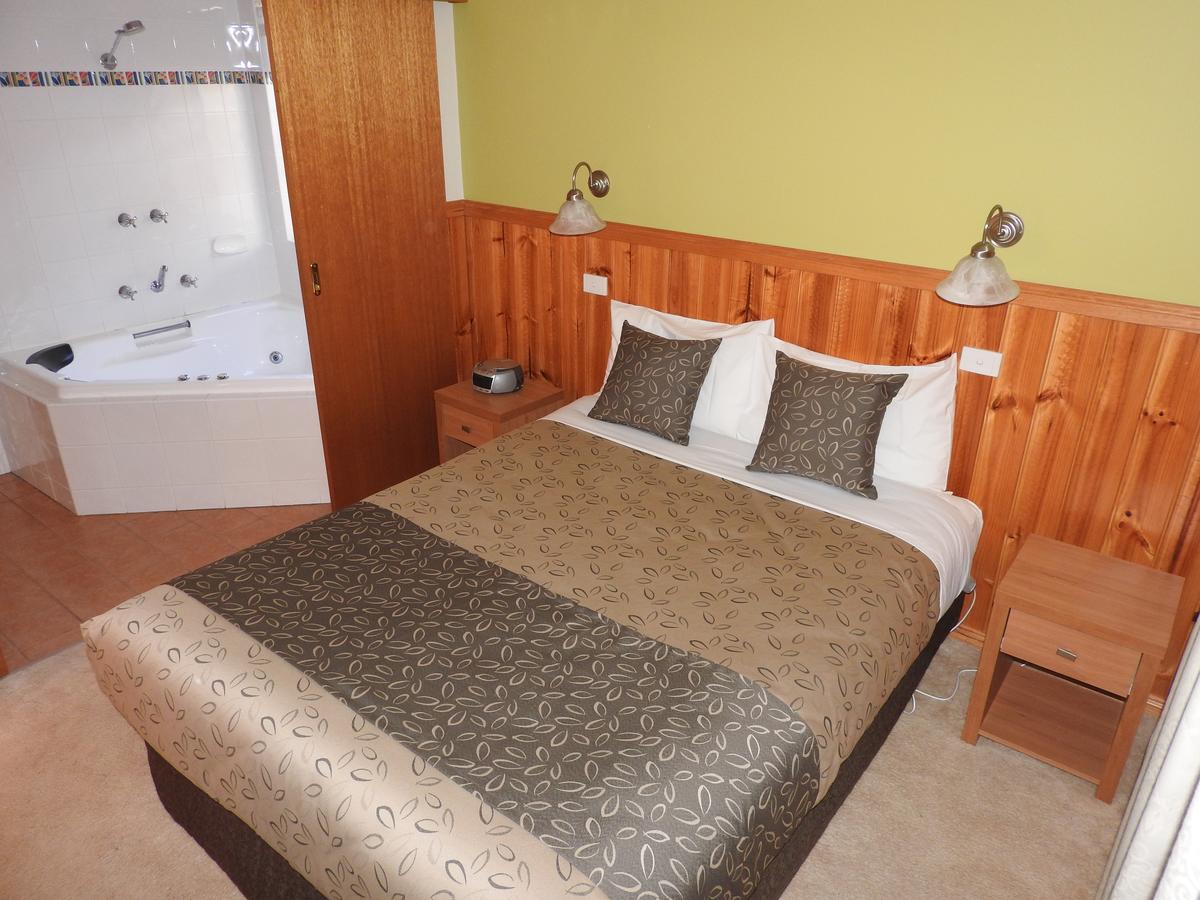 Two-Bedroom One-Bathroom Self-Contained Spa Cottage