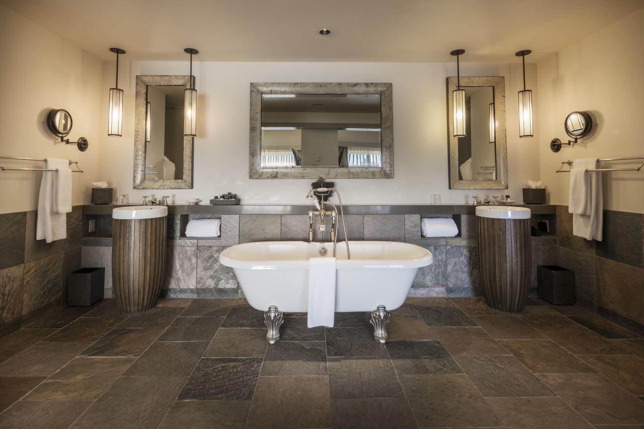 Zimmer mit Kingsize-Bett und Badewanne – Meerblick
