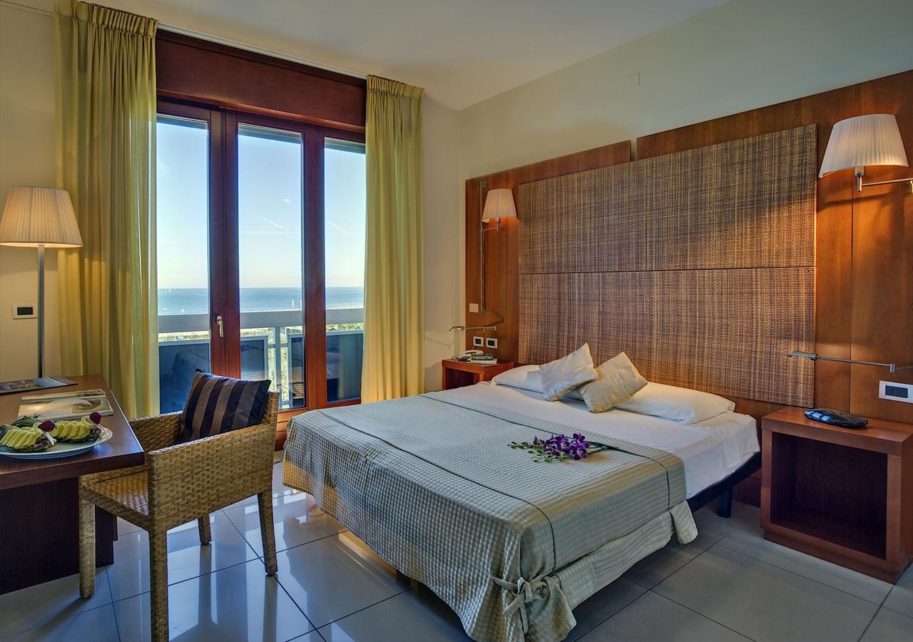 Doppelzimmer mit Balkon und Meerblick