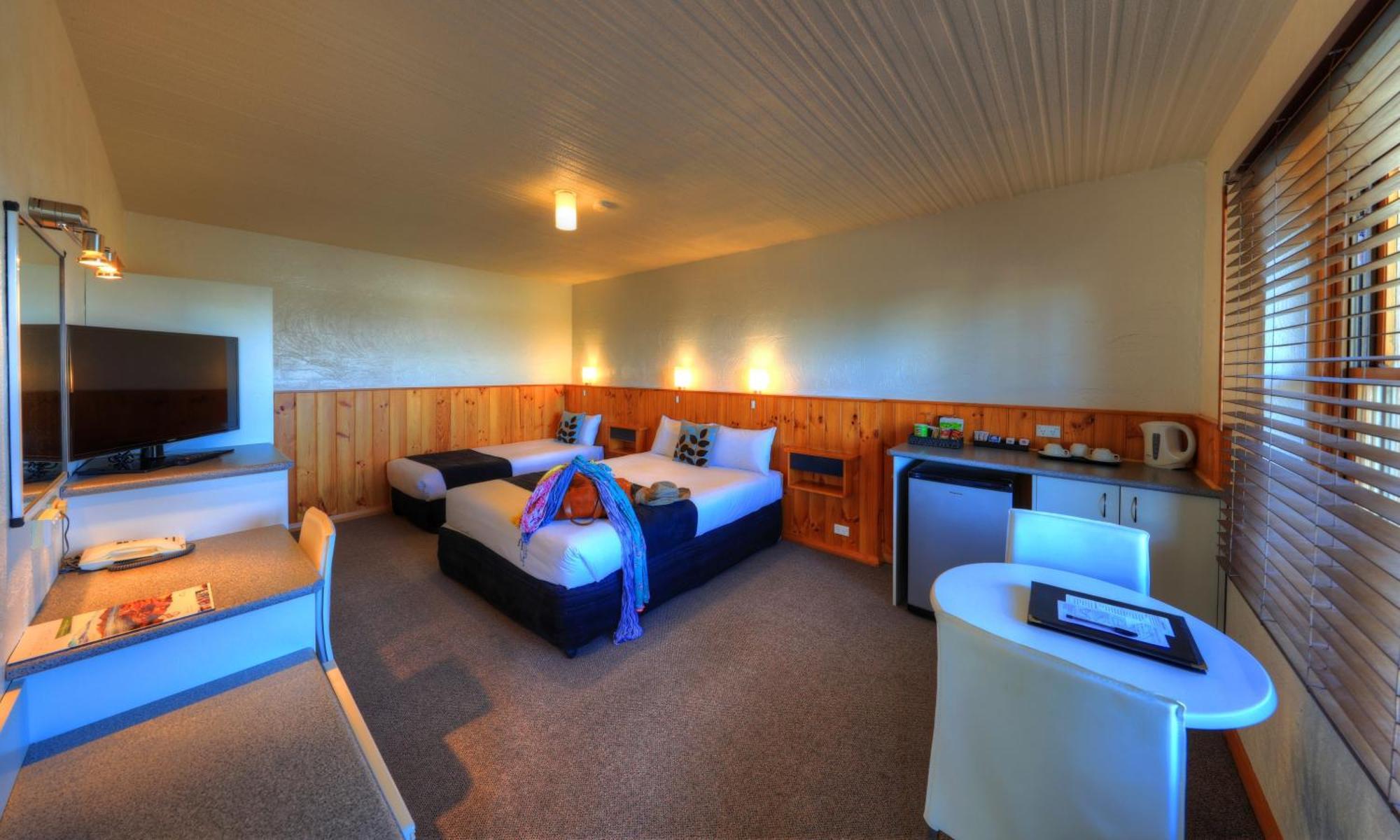 Standard Queen Room with Single Bed