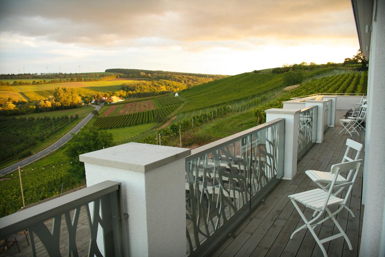 Doppel-/Zweibettzimmer mit Balkon