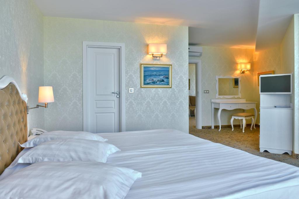 Deluxe One-Bedroom Suite Balcony Coffee Tea Making Facilities,59463352:JPEG