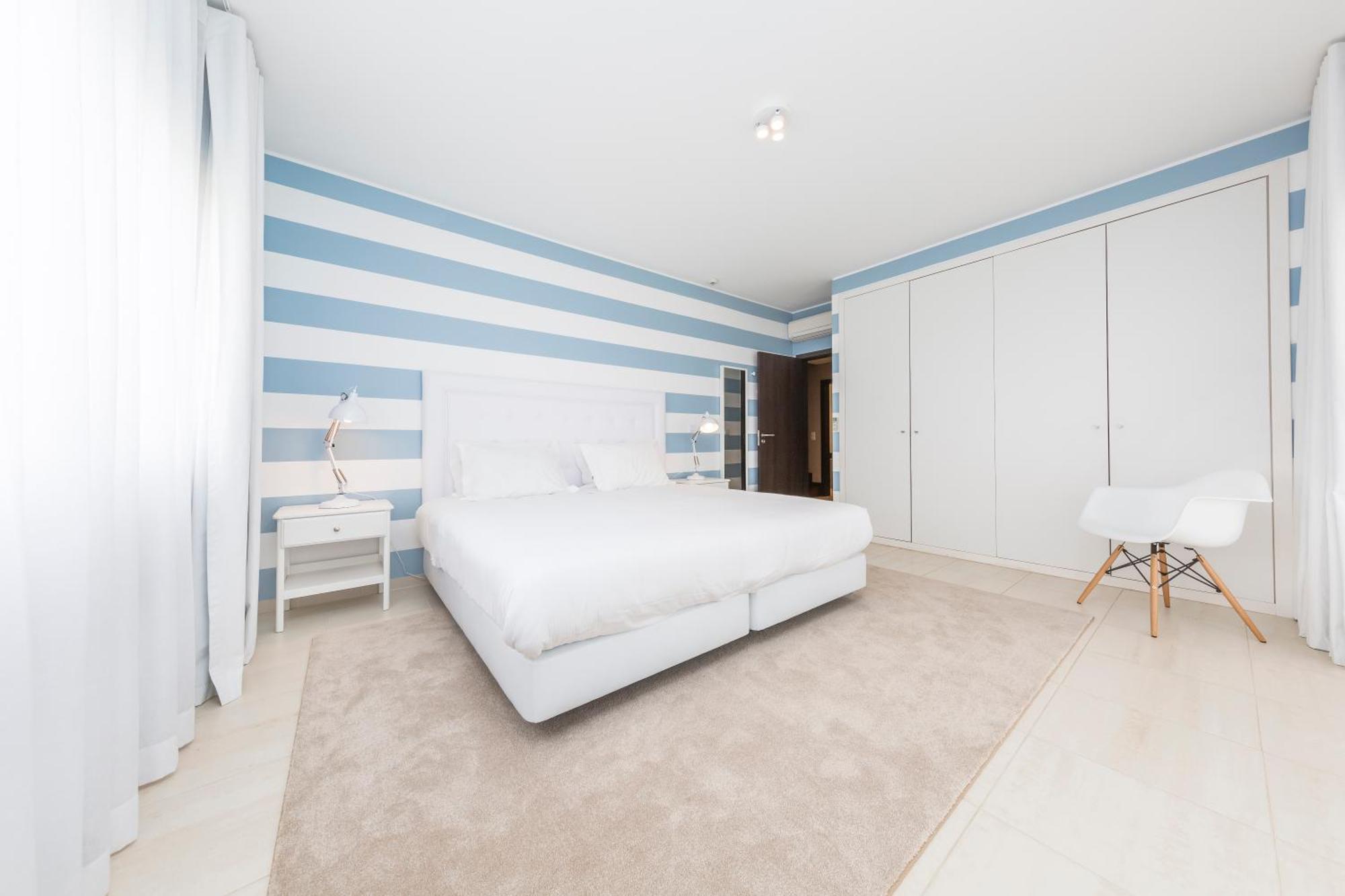 Deluxe Three-Bedroom Apartment,712954894:JPEG
