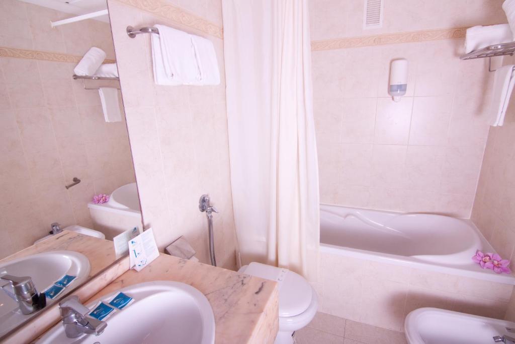 Quarto Familiar com Vista Mar Parcial (3 Adultos + 1 Criança)