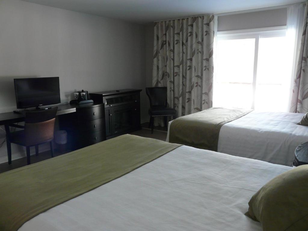 Queen Room with Two Queen Beds - Single