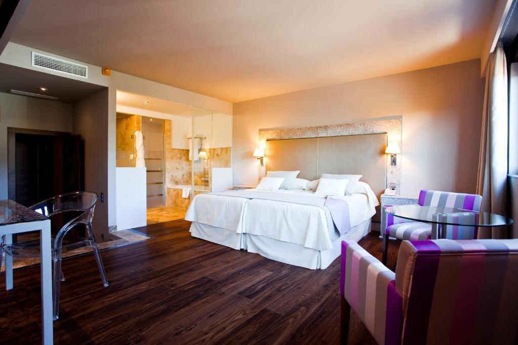 Triple Room,62487850:JPEG