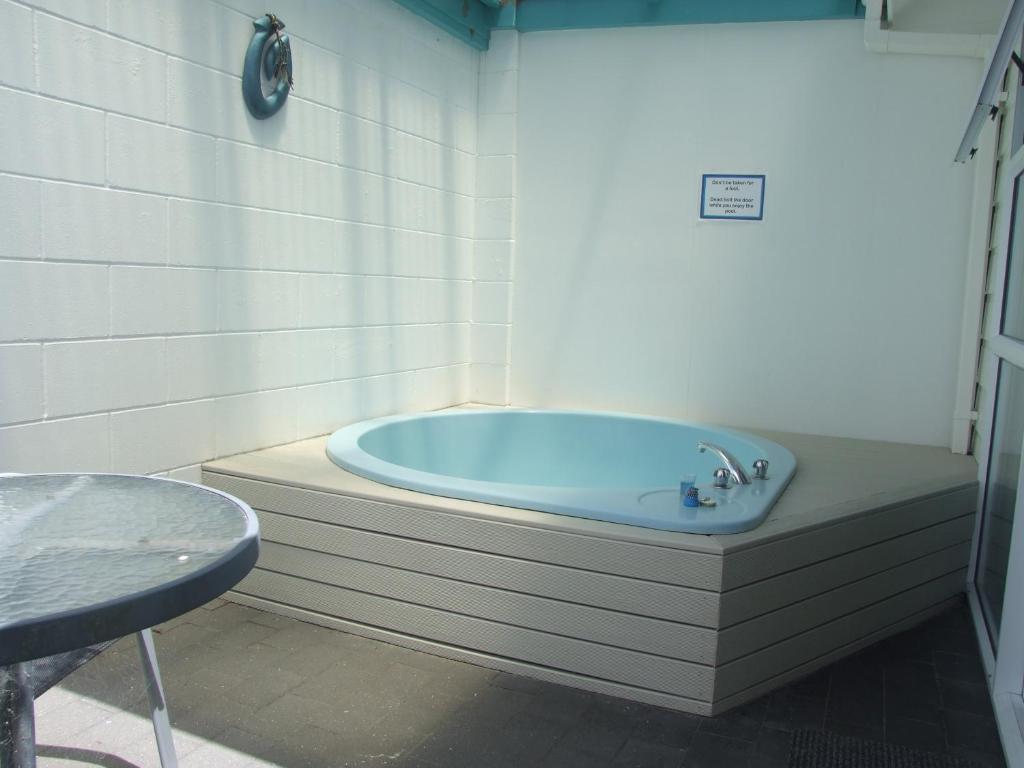 Twin Studio Hot Tub