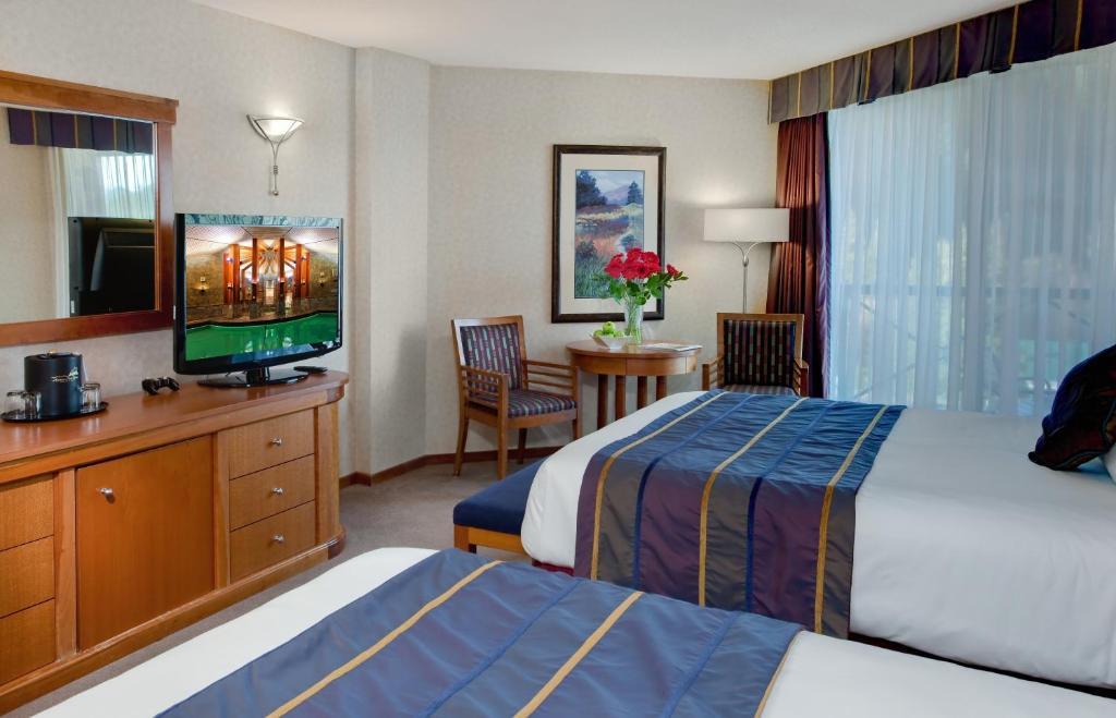 Zimmer mit 2 Queensize-Betten und Bergblick