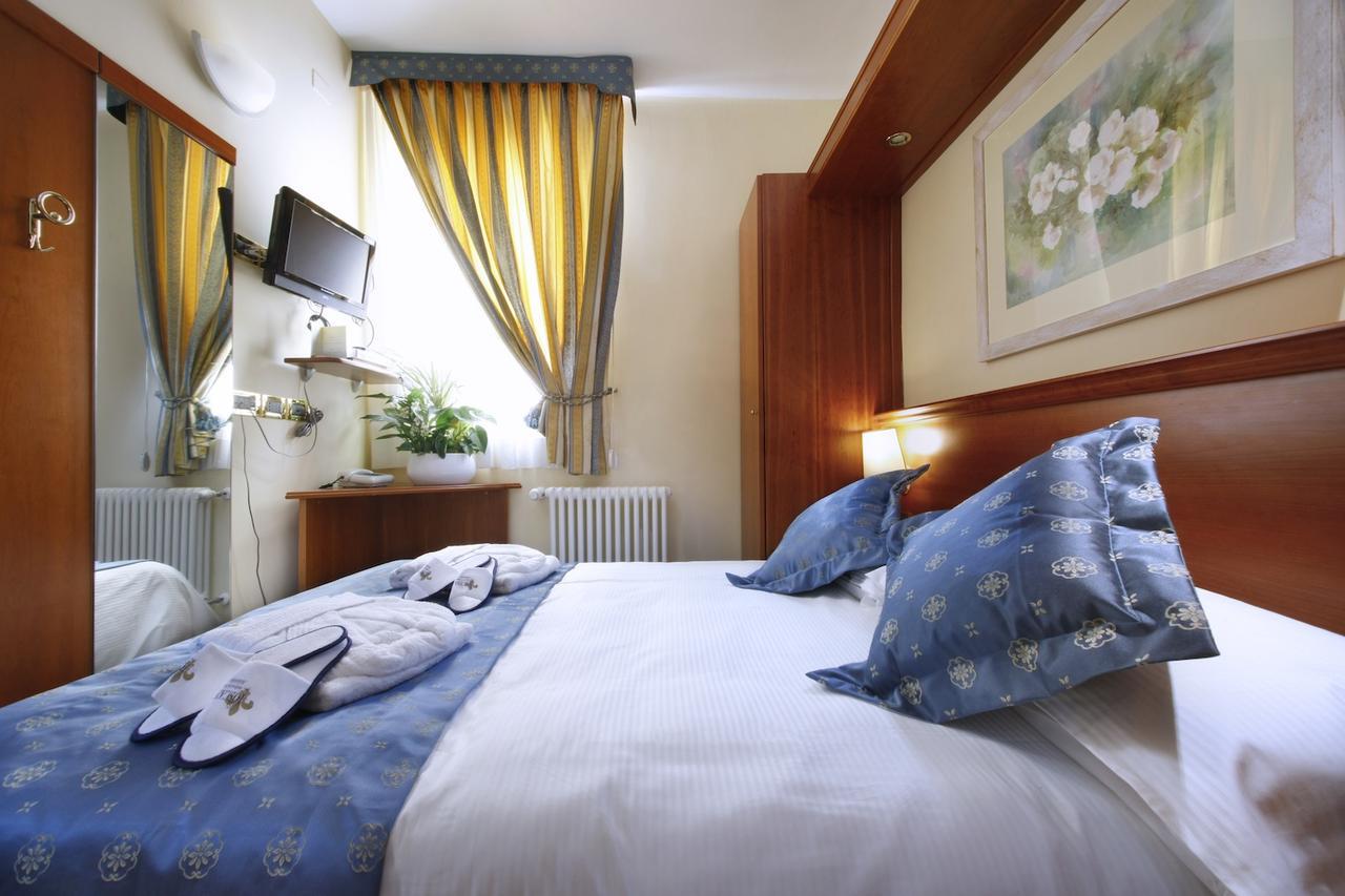 Basic Double Room,243454685:JPEG