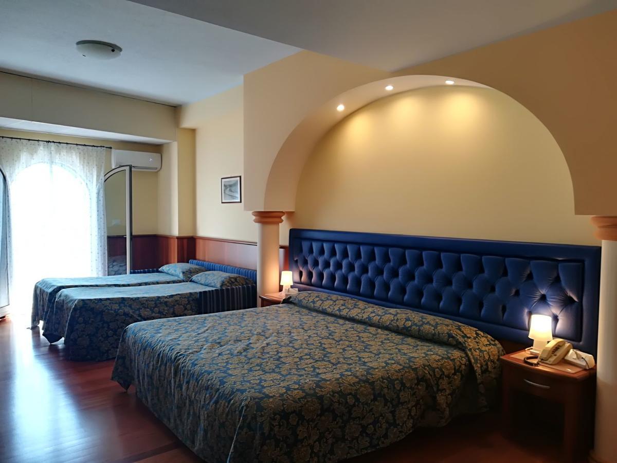 Triple Room,679190478:JPEG