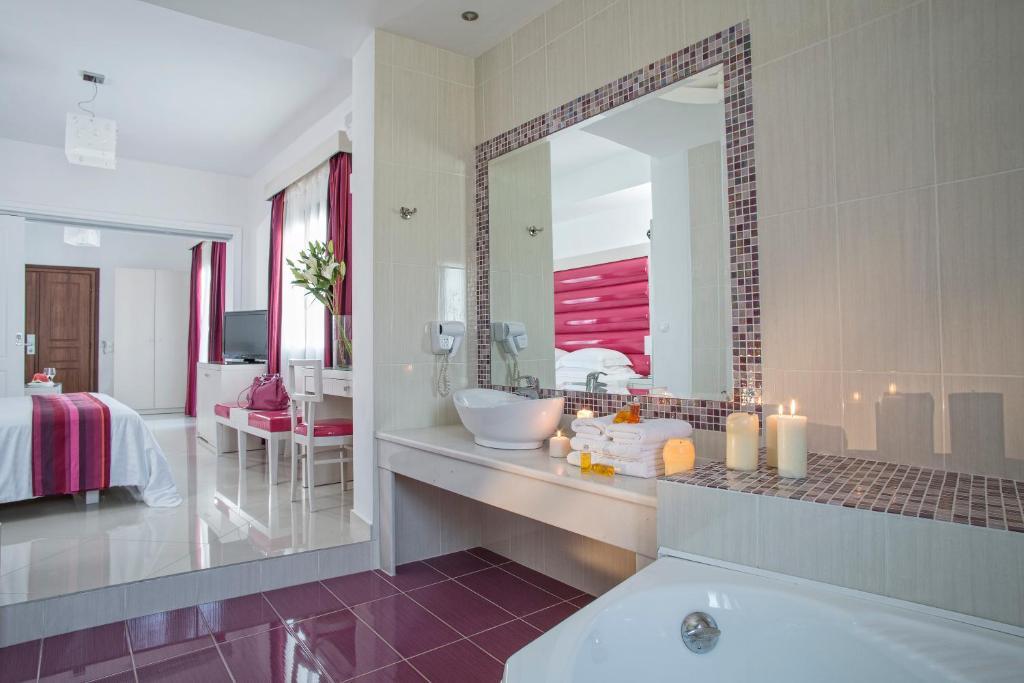 Honeymoon Sea View Suite with Outdoor Hot Tub