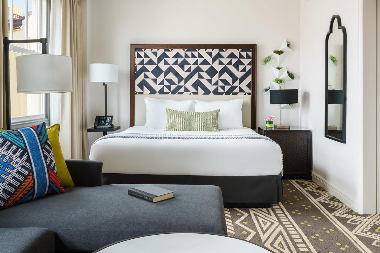 Standard Zimmer mit Kingsize-Bett, Stadtblick und barrierefreier Badewanne
