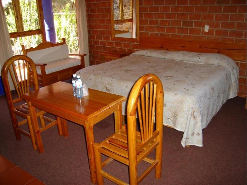 Habitación con cama extragrande.