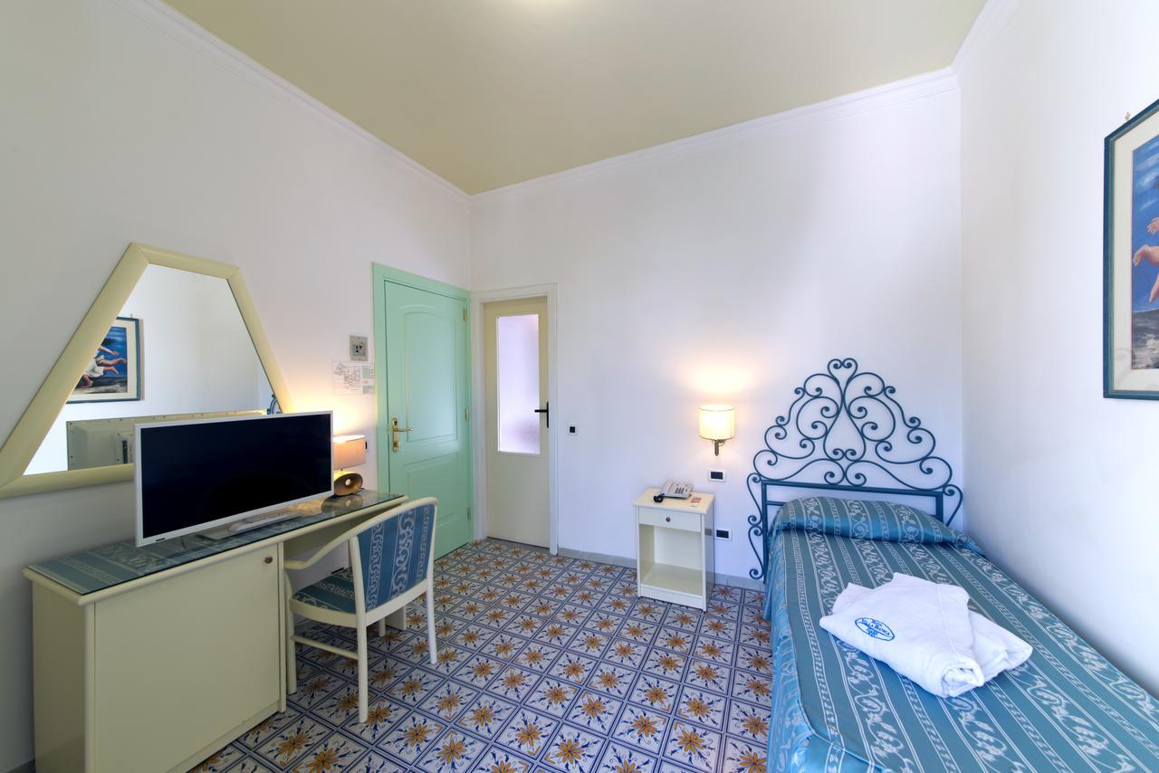 Single Room,779246859:JPEG
