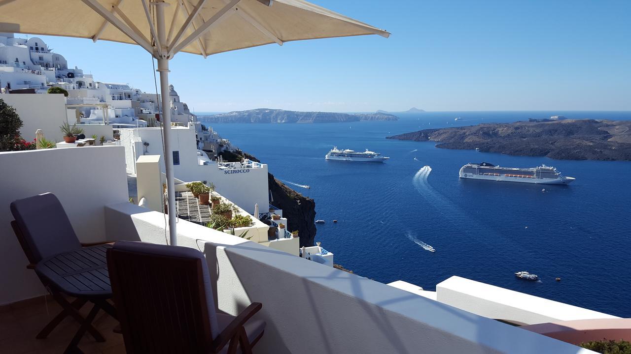 Suite mit eigenem Balkon und Whirlpool im Freien mit Blick auf die Caldera