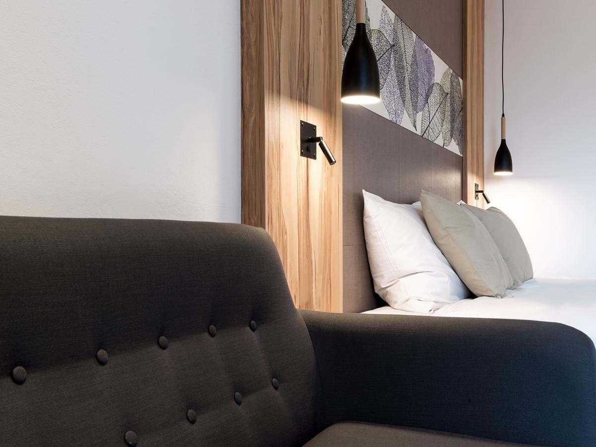 Doppelzimmer mit Balkon und Poolblick