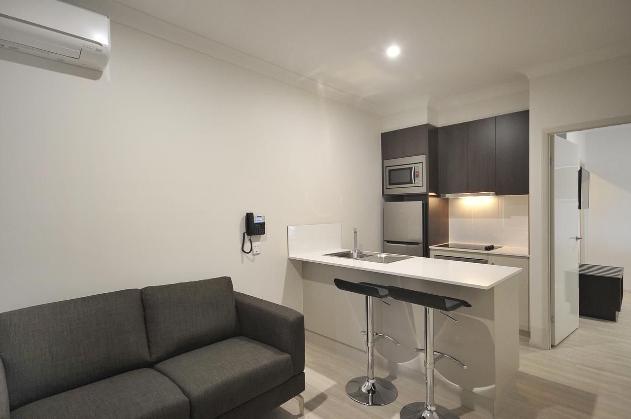 Deluxe One Bedroom Apartment with full Kitchen