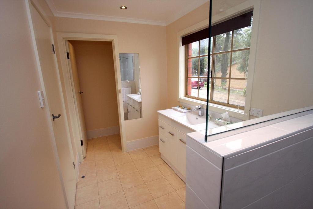 Family Room With Kitchenette - Sleeps 5