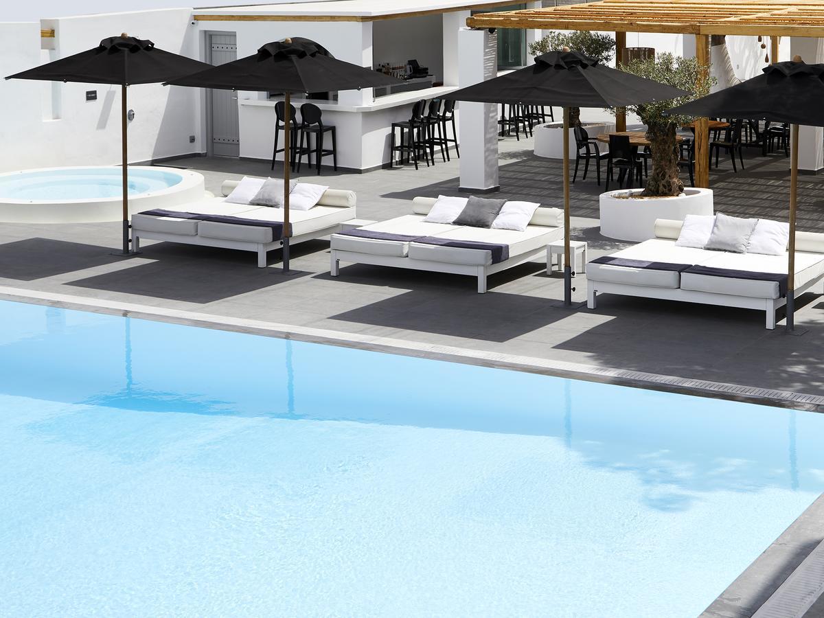 Chambre Deluxe Blanche Élégante avec Balcon Privé
