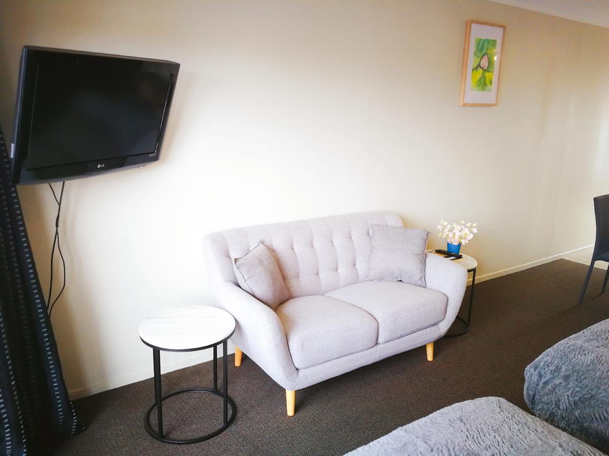 Superior One-Bedroom Lakeview Apartment Spa Bath