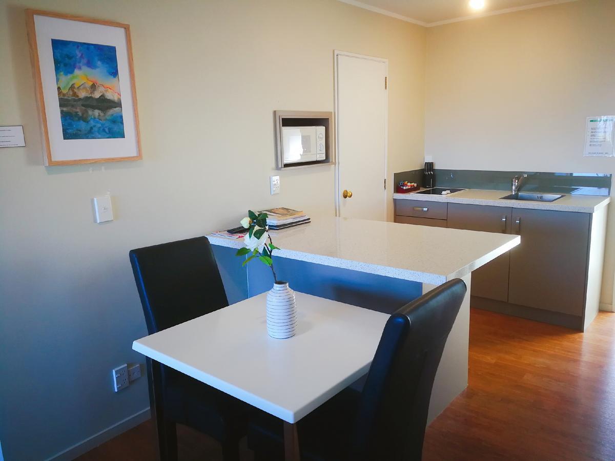 Premier One-Bedroom Lakeview Apartment Spa Bath