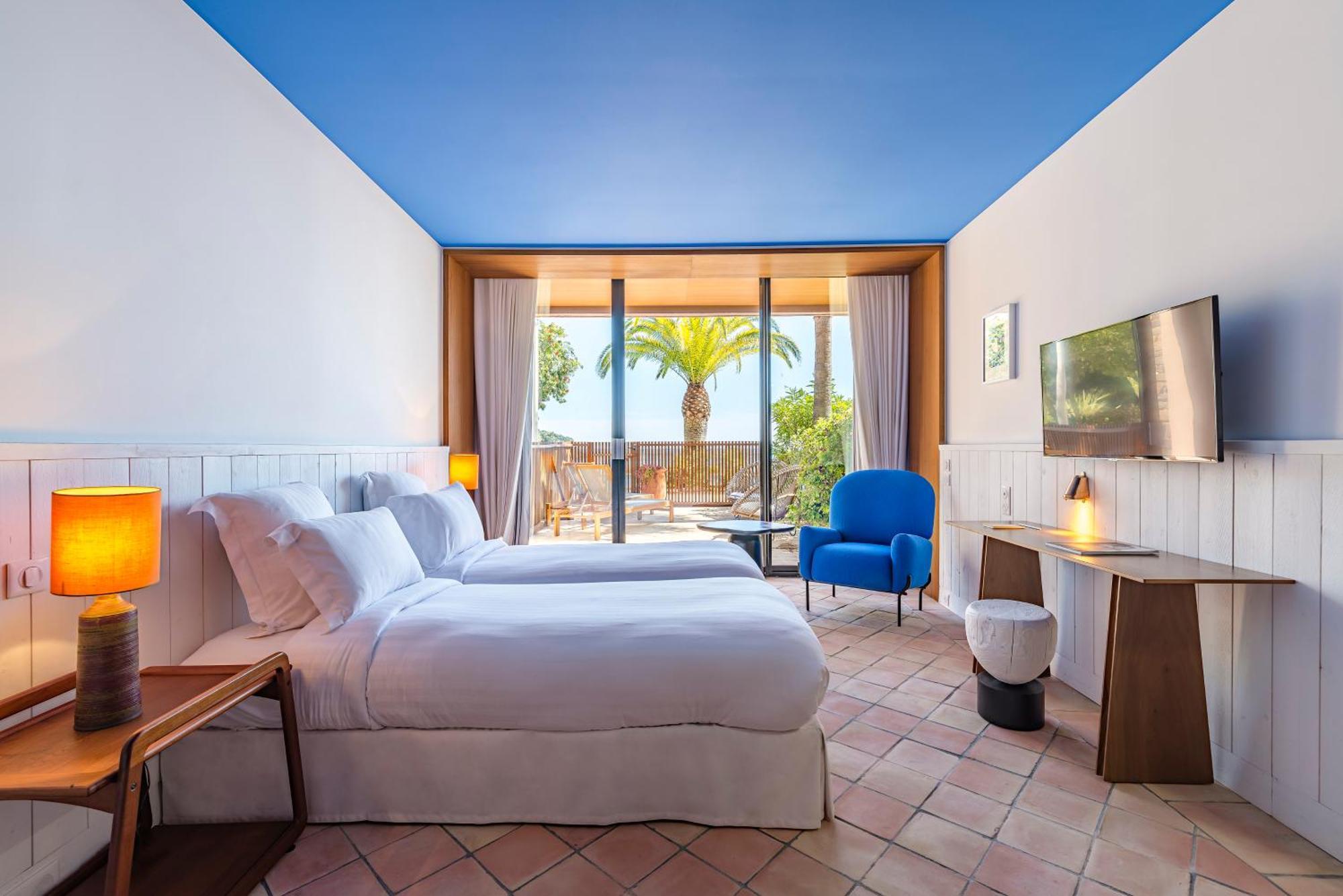 Room 32 m² with terrace -Swimming pool level