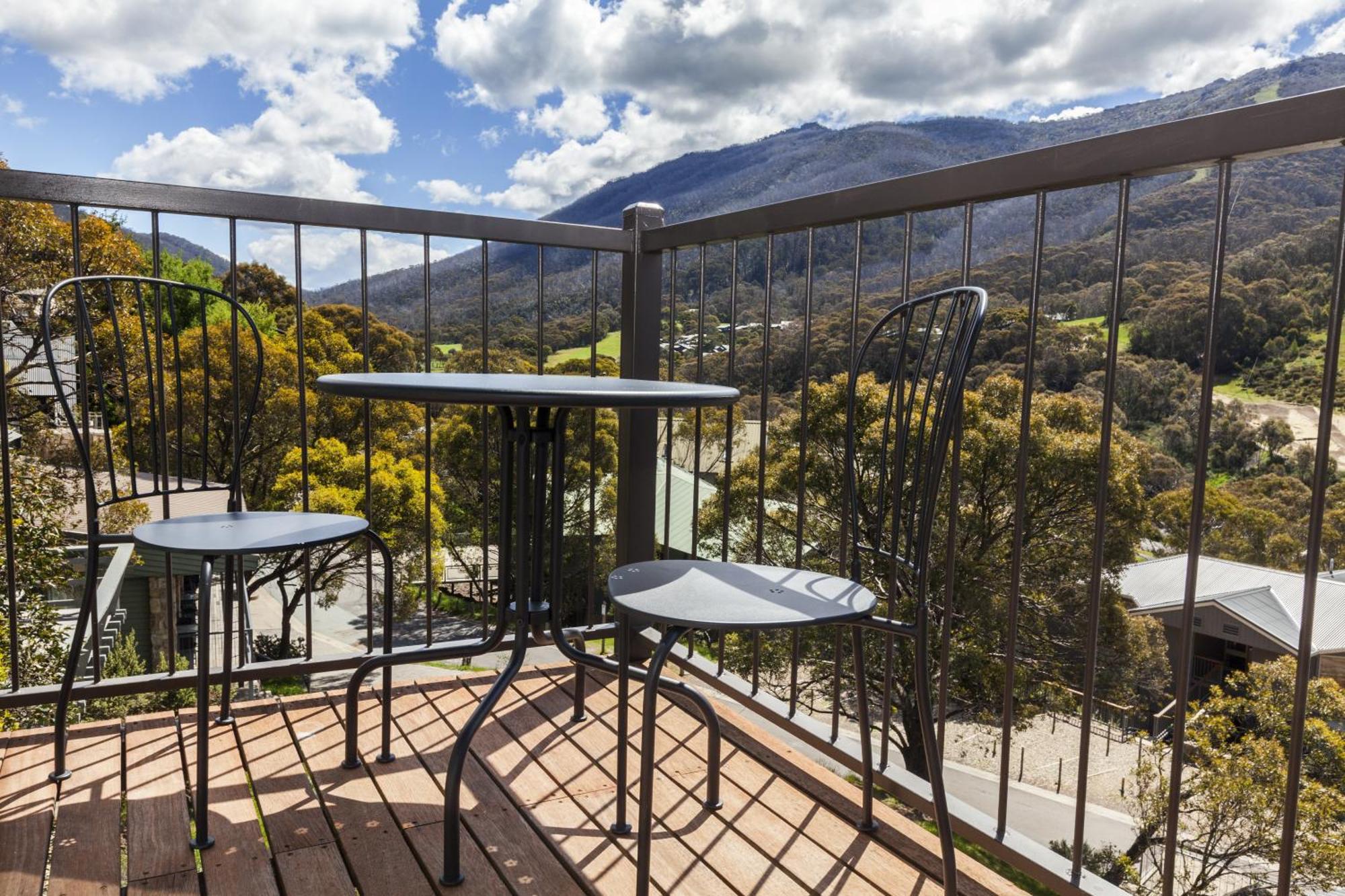 Queen Room with Balcony and Mountain View