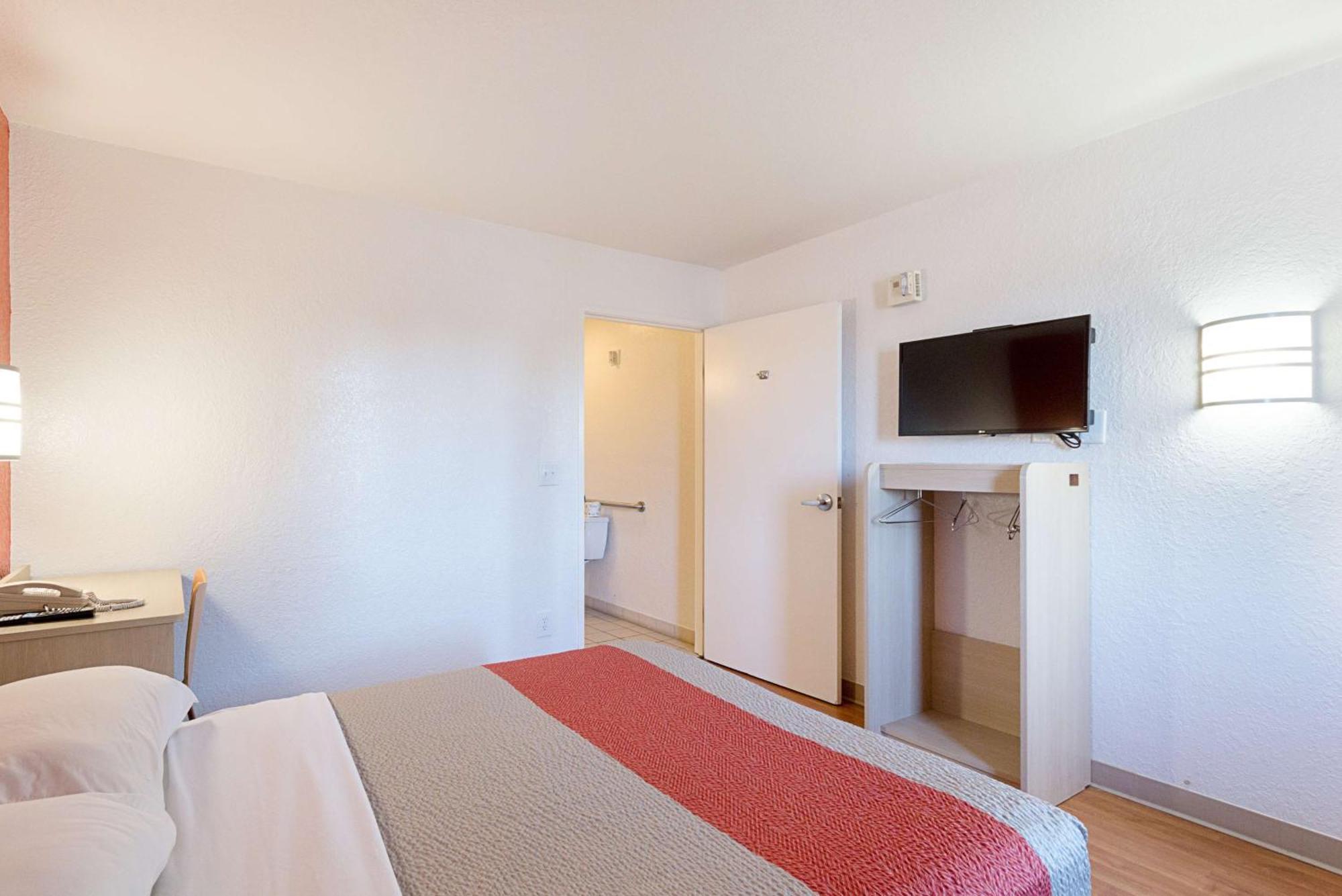 Habitación con cama grande