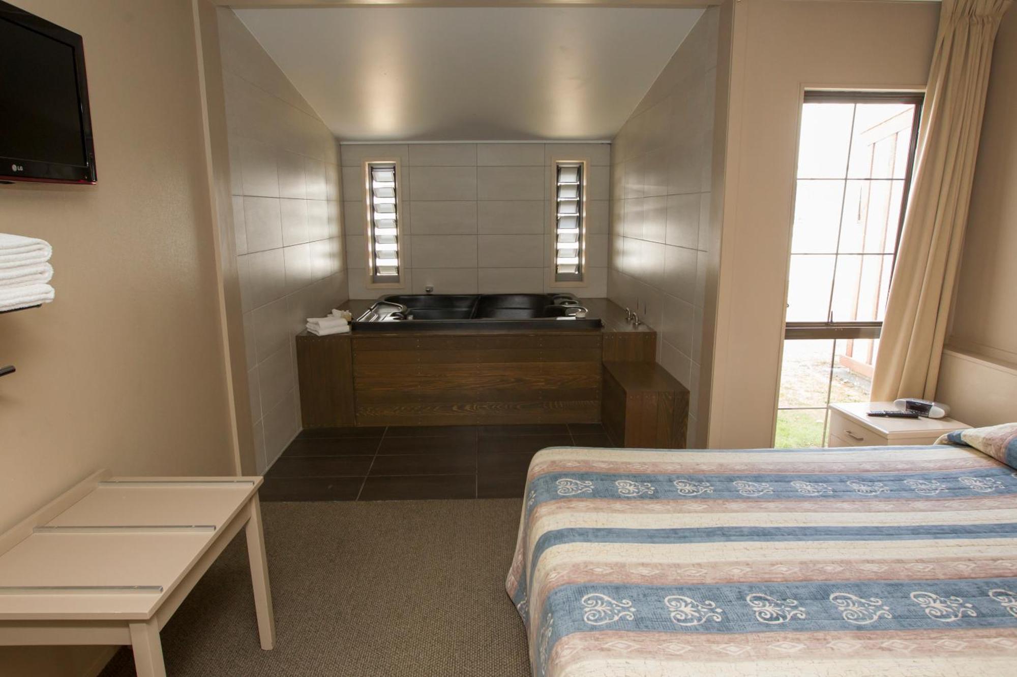 One-Bedroom Apartment Spa Bath