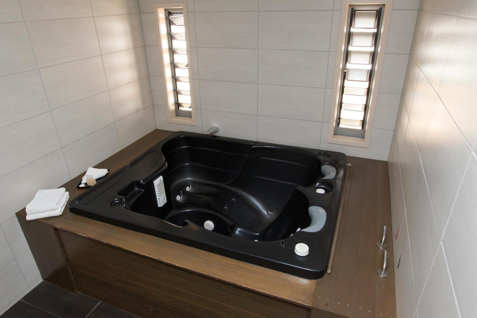 One-Bedroom Apartment Spa Bath