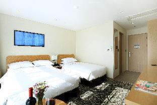 Family Room with Side Sea View