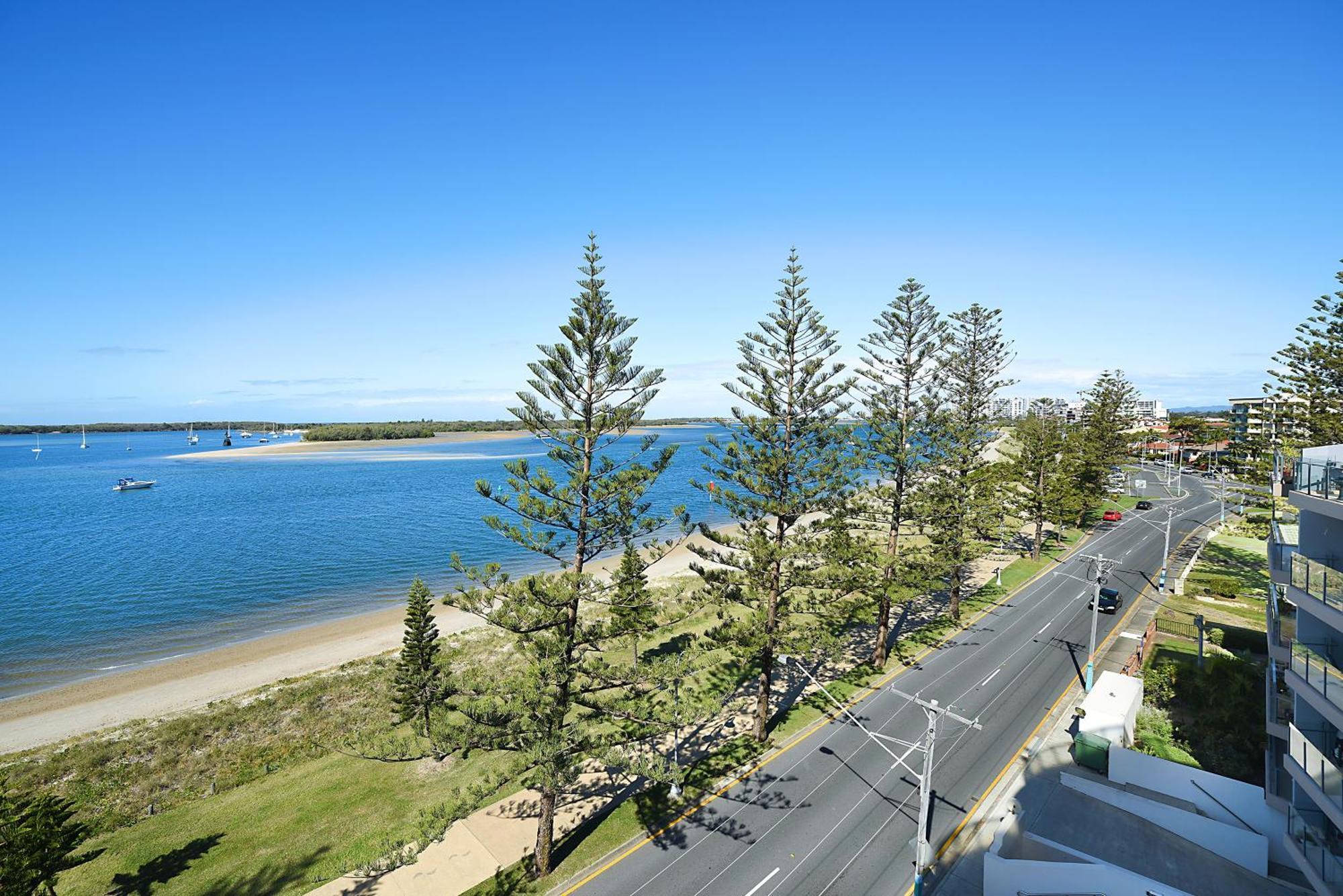 Deluxe Two-Bedroom Apartment Sea View
