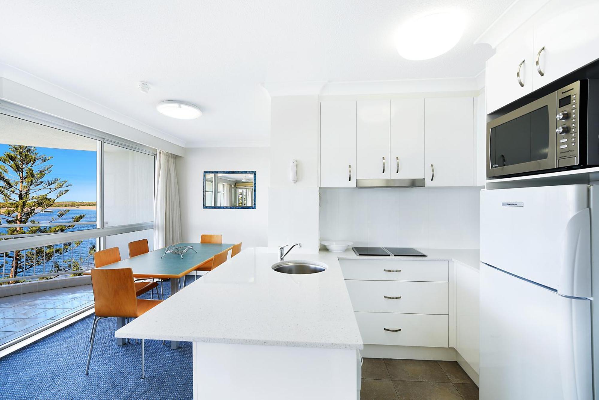 Deluxe Two-Bedroom Apartment Sea View