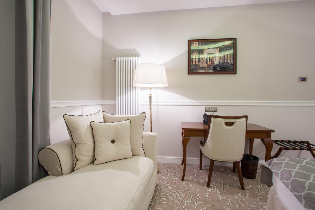 Deluxe Corner Double Room with City View