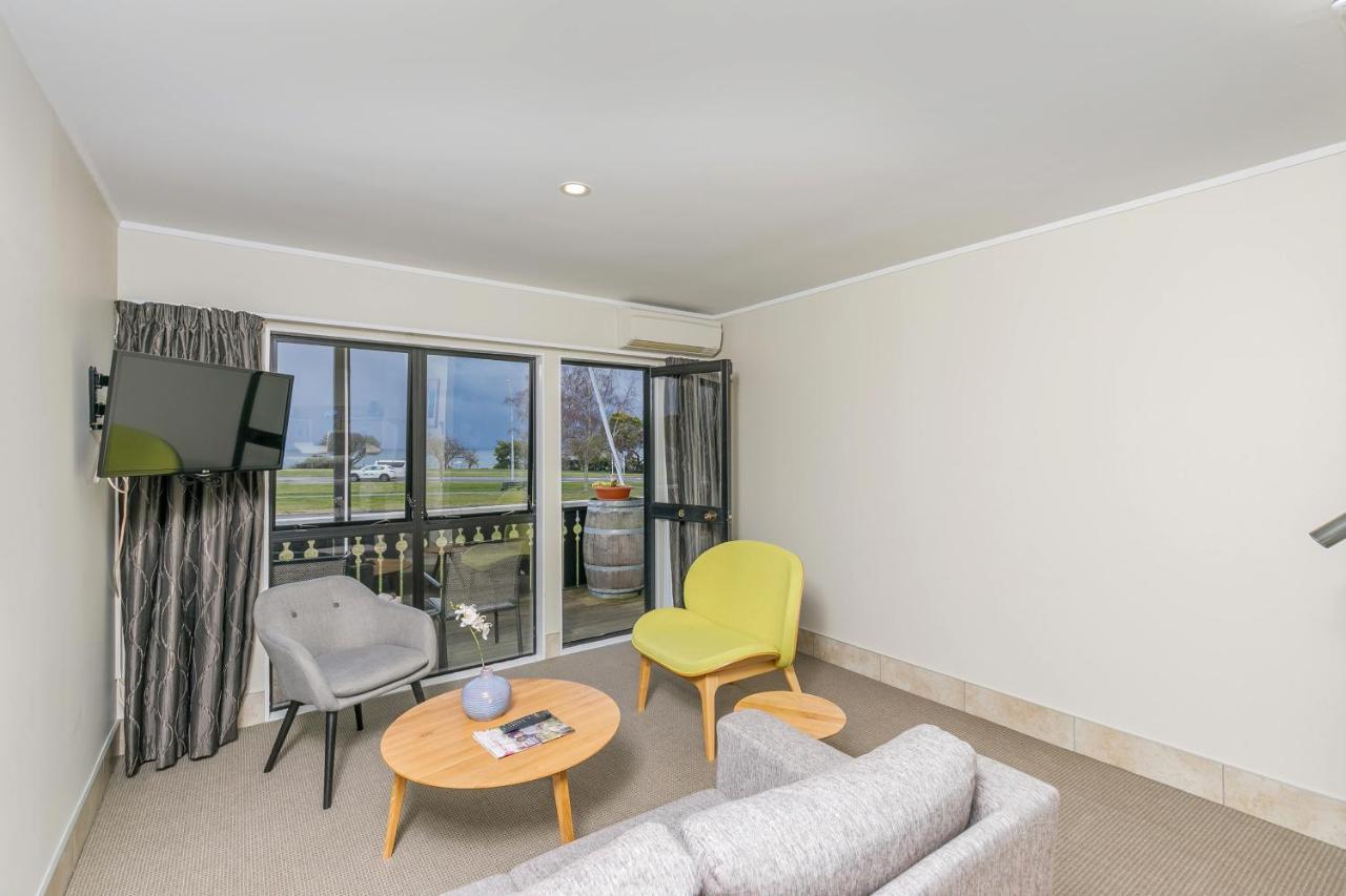Premier Two-Bedroom Lakeview Apartment Spa Bath