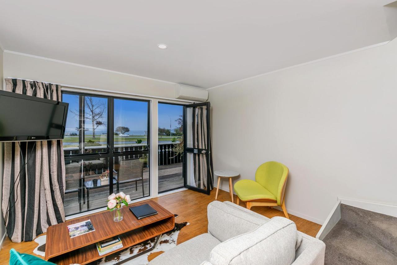 Premier One-Bedroom Lakeview Apartment Spa Bath