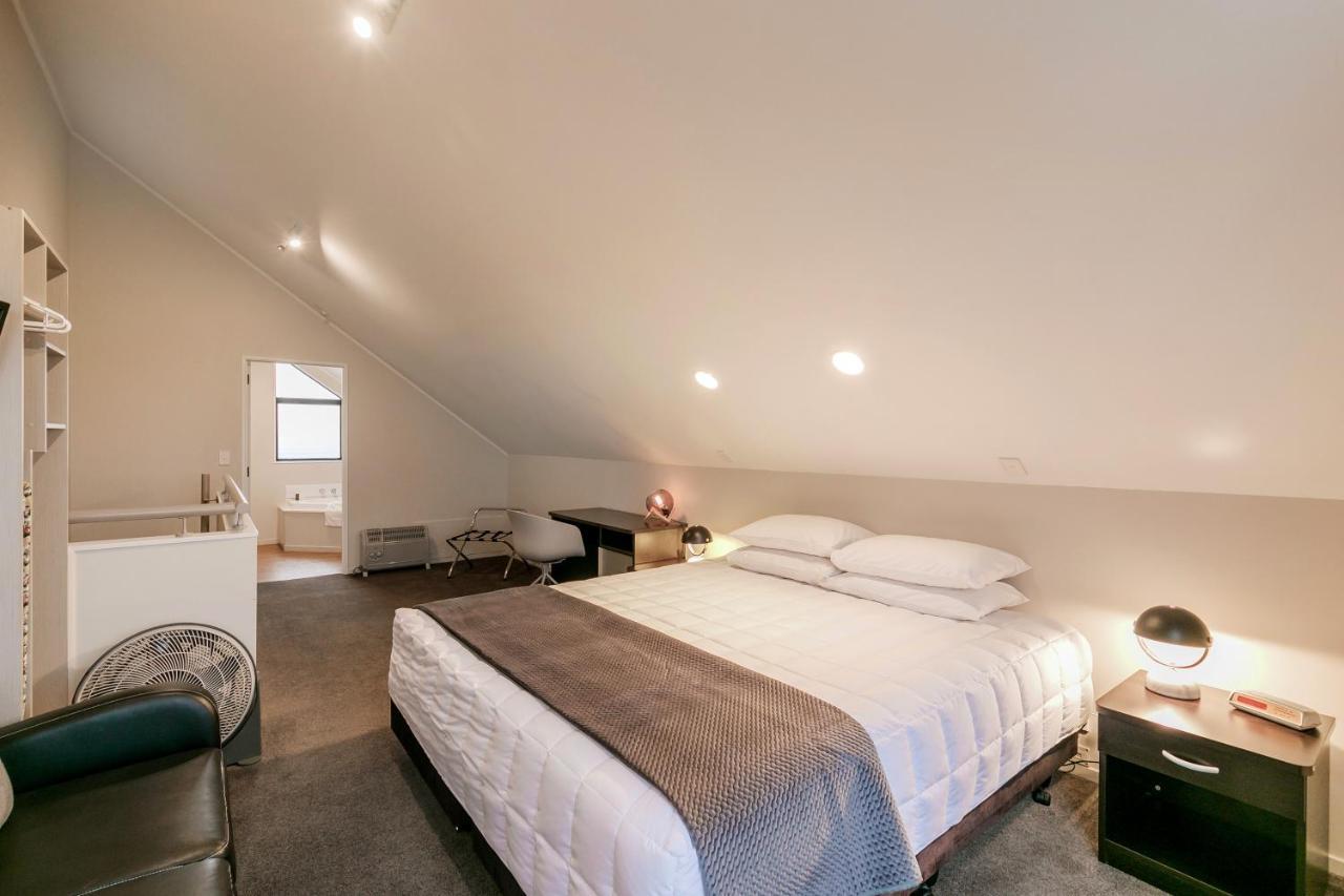 Premier One-Bedroom Lakeview Apartment Spa Bath
