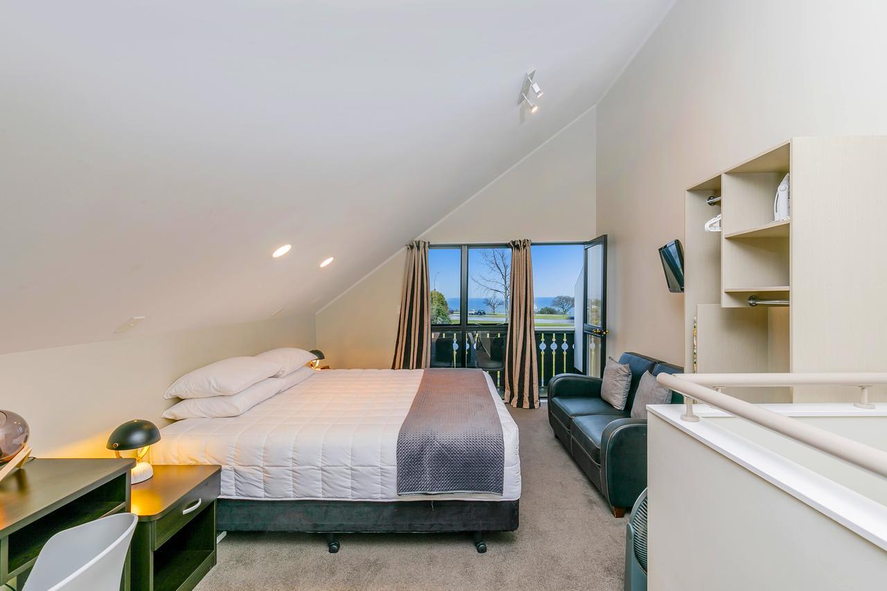 Premier One-Bedroom Lakeview Apartment Spa Bath
