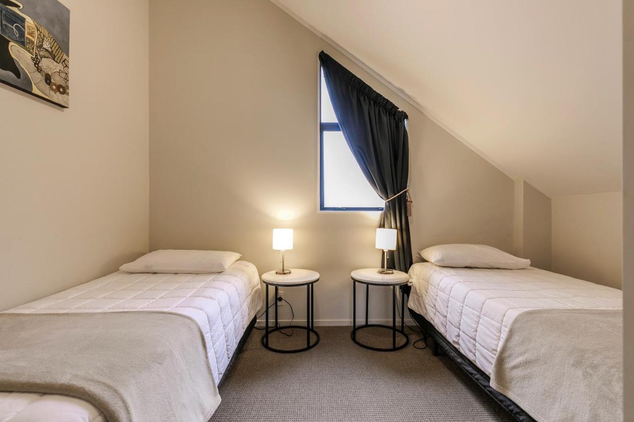 Premier Two-Bedroom Lakeview Apartment Spa Bath