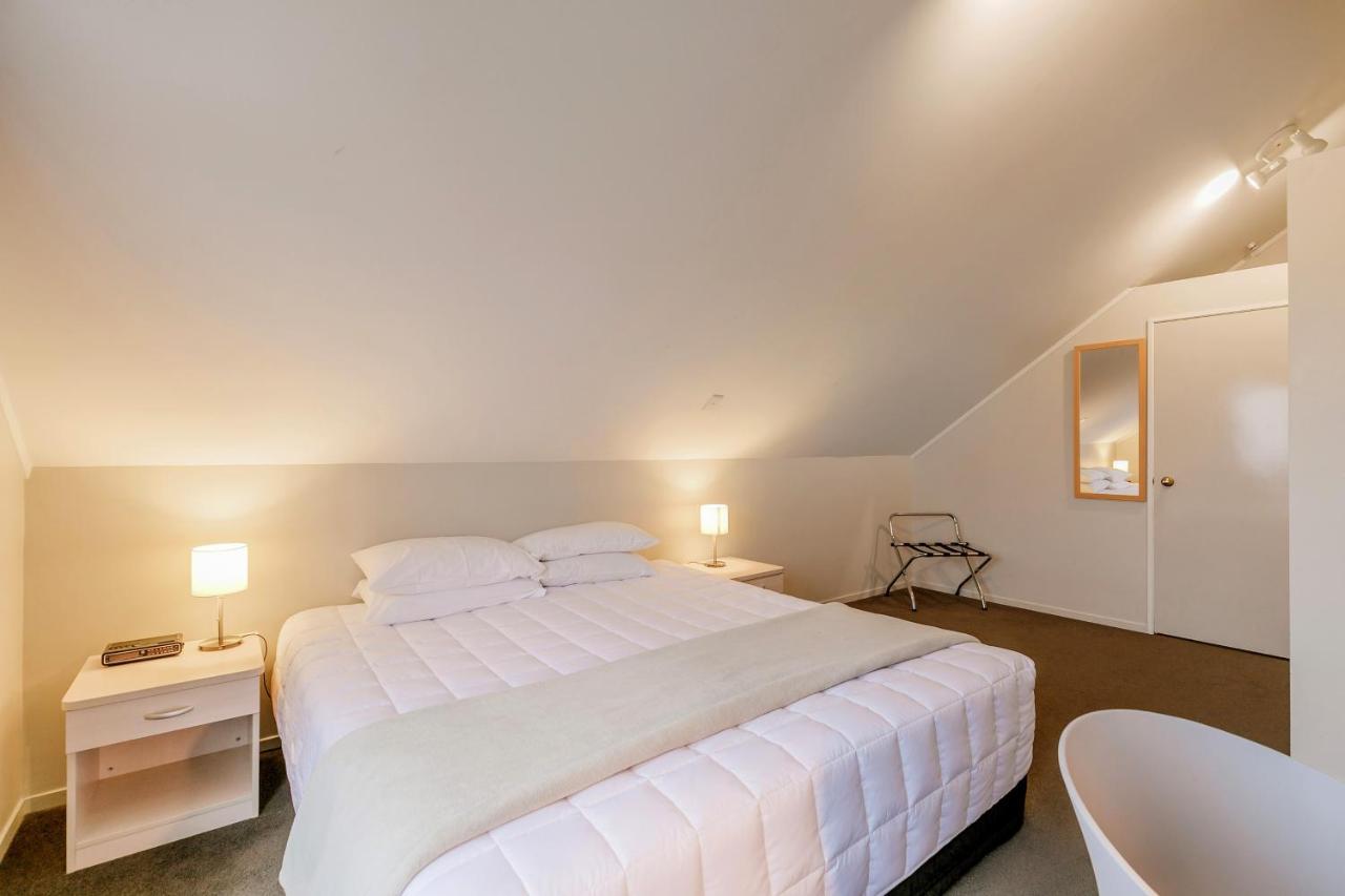 Family Two-Bedroom Apartment Lake View