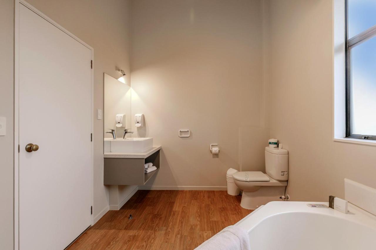 Superior One-Bedroom Lakeview Apartment Spa Bath