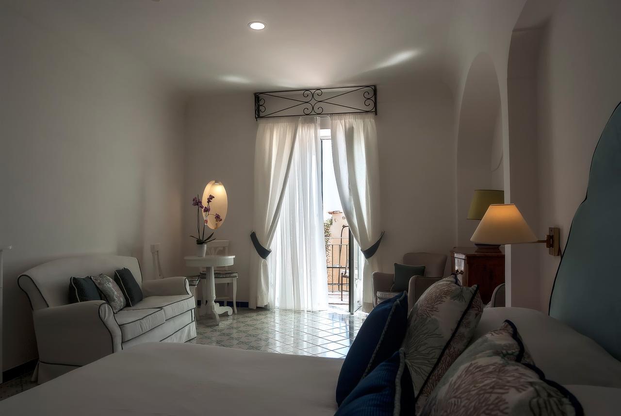 Deluxe Double Room with Side Sea View