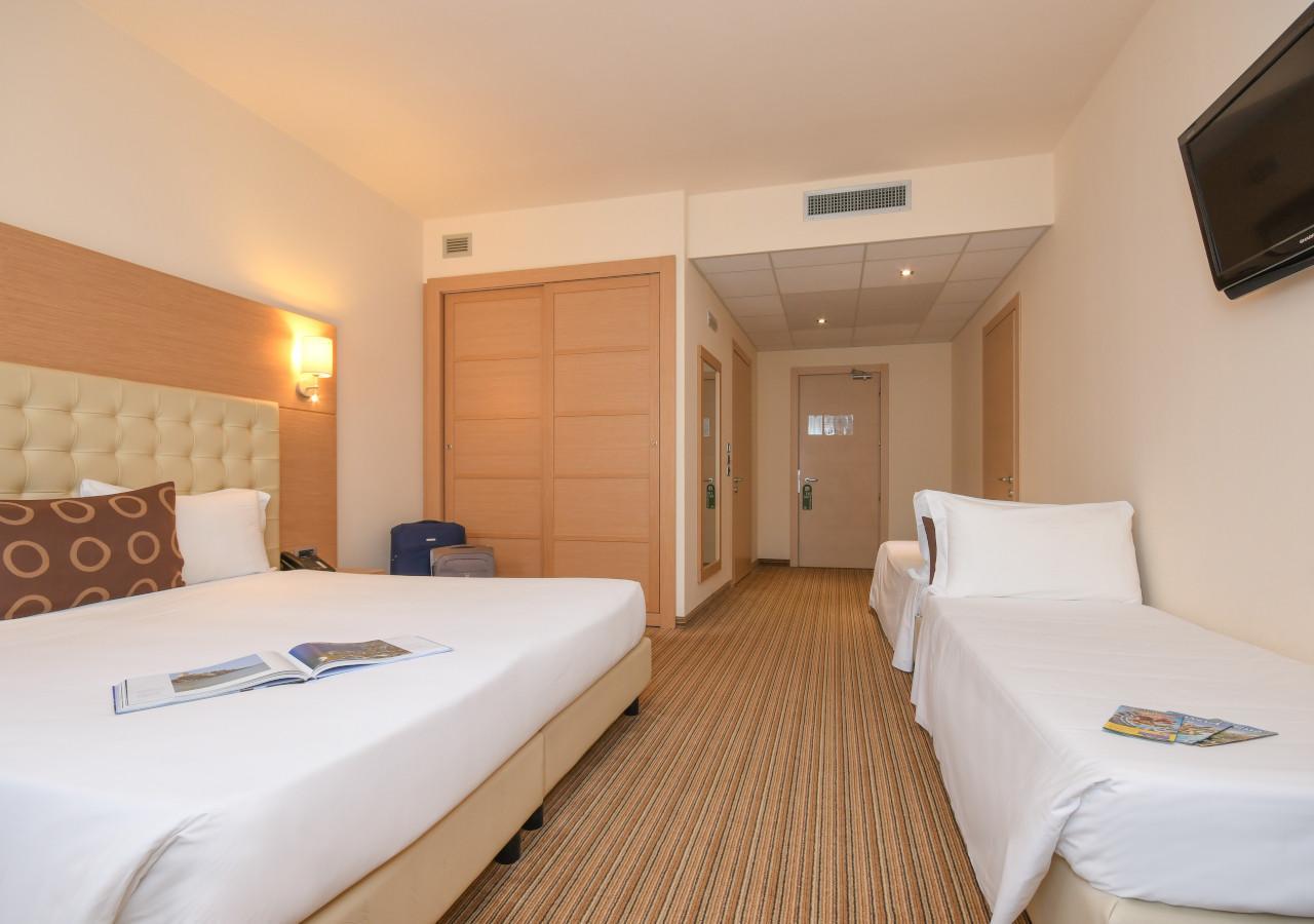 Quadruple Room,696917946:JPEG