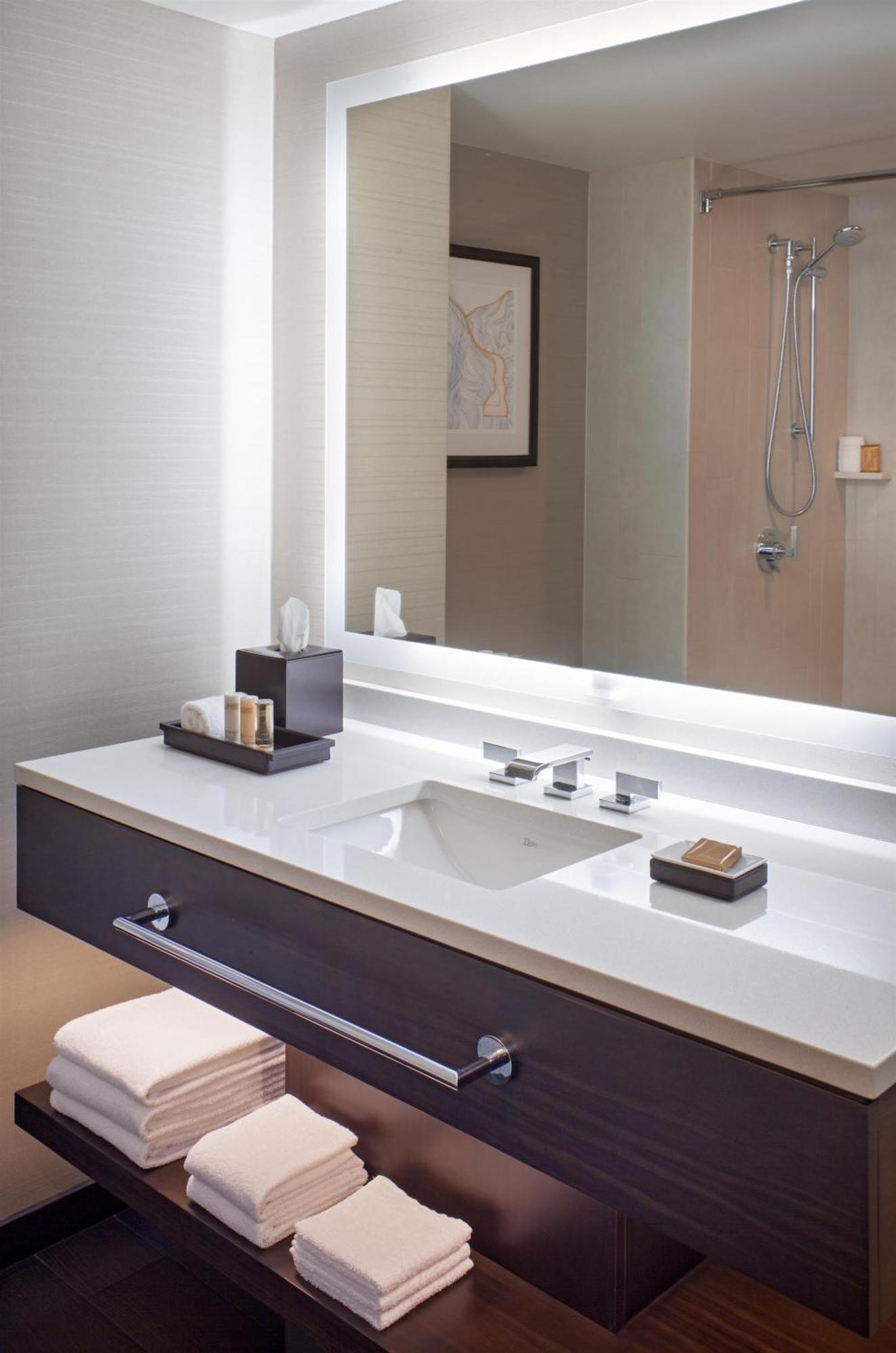 Habitación con cama extragrande y ducha adaptada - Adaptada para personas de movilidad reducida