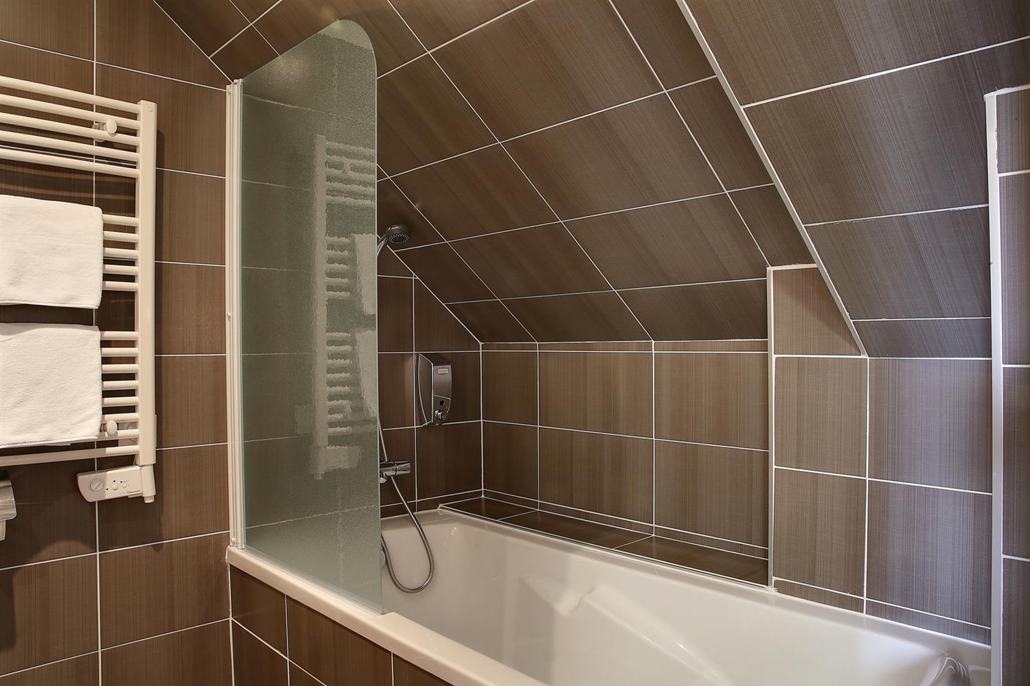 Chambre Supérieure Niveau Jardin ou Chambre Supérieure Vue Latérale Mer avec Toit Mansardé