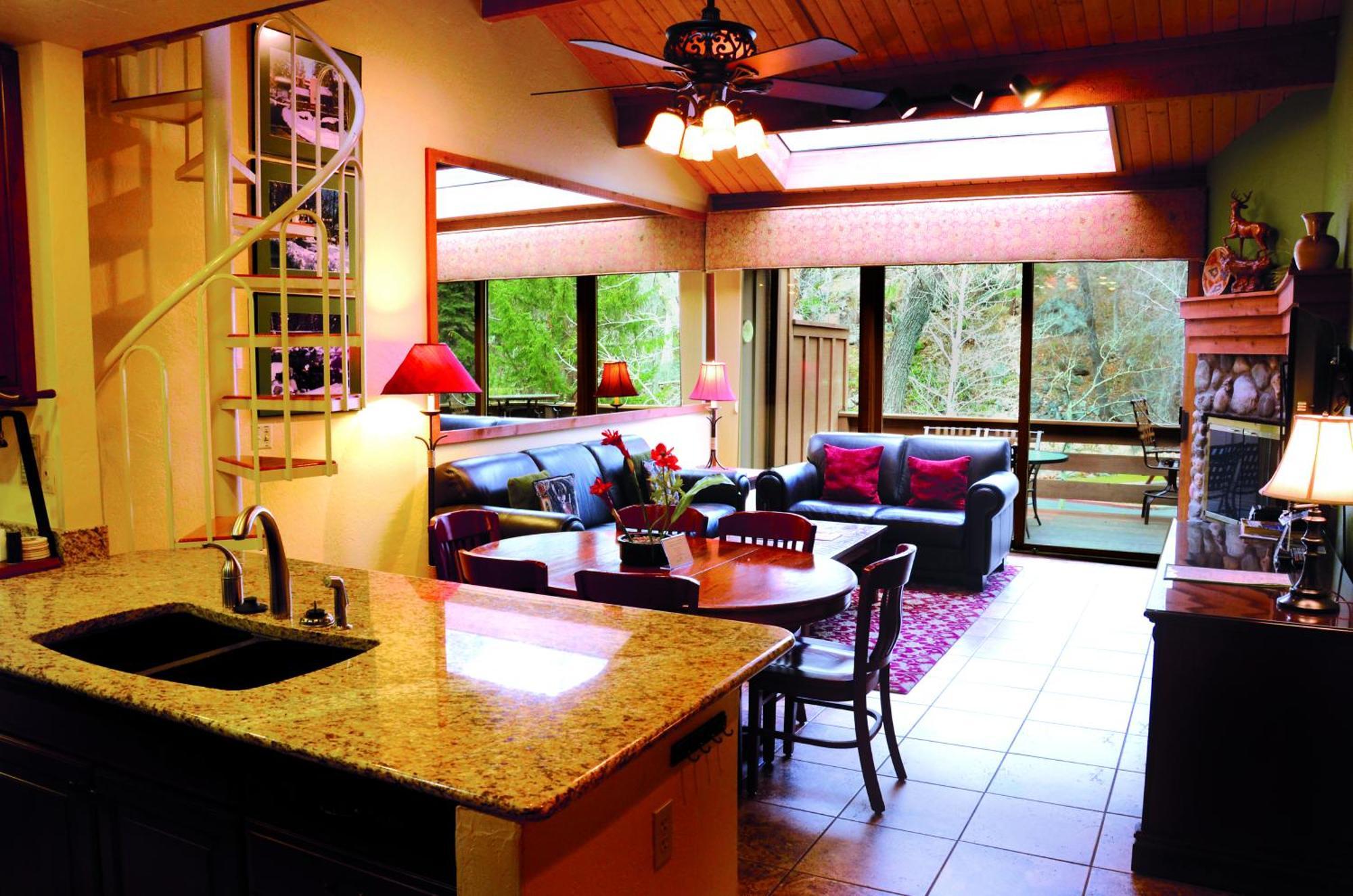 One-Bedroom Cottage with Creek View